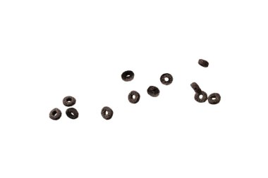 Çikolata halkaları gevrekleri bir kaseye dökülür. Kahvaltıda. Beyaz bir arkaplanda izole edilmiş. 