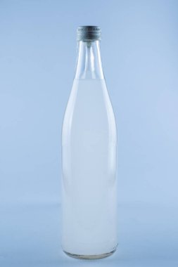 Beyaz arka planda izole edilmiş buzlu gazoz şişesi..