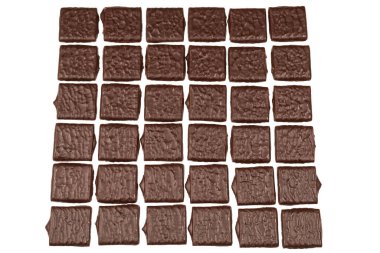 Beyaz arka planda izole edilmiş siyah çikolata şekerleri.. 