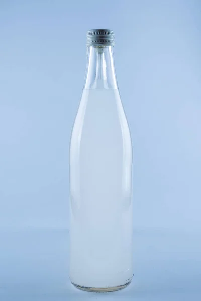 Een Witte Fles Met Een Frisdrank Ijs Geïsoleerd Een Witte — Stockfoto