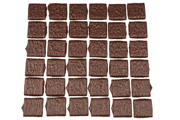 Beyaz arka planda izole edilmiş siyah çikolata şekerleri.. 