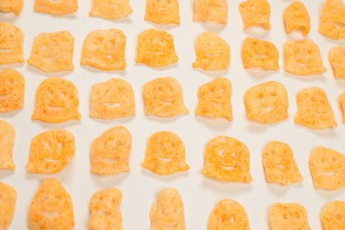 Beyaz arka planda gevrek tuzlu atıştırmalıklar.. 