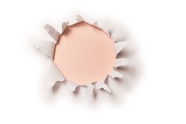 Kırmızı arkaplanda beyaz kağıtta bir delik, boşluğu kopyala. 