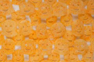 Beyaz arka planda gevrek tuzlu atıştırmalıklar.. 