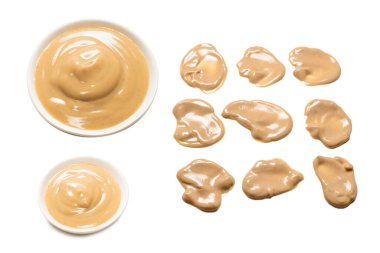 Beyaz arka planda izole edilmiş bir kasede mantar sosu. Üst görünüm. 