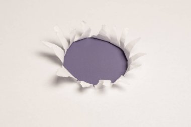 Kırmızı arkaplanda beyaz kağıtta bir delik, boşluğu kopyala. 