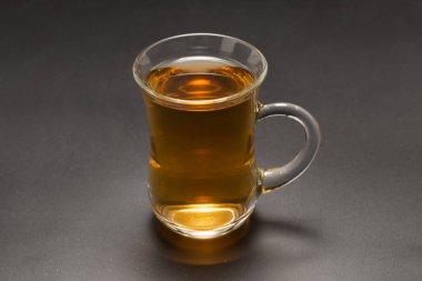 Siyah arka planda bir bardak Türk çayı..