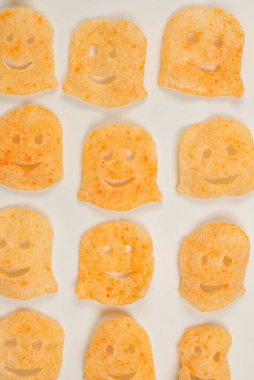 Beyaz arka planda gevrek tuzlu atıştırmalıklar.. 