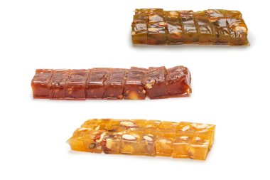 Beyaz arka planda fındıklı geleneksel Türk lezzeti. 