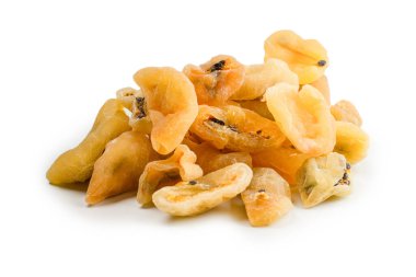 Kurumuş tutku meyvesi beyaz arka planda izole edilmiş. Üst görünüm. 