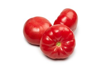 Beyaz arka planda kırmızı taze domates.. 