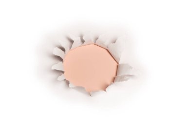 Kırmızı arkaplanda beyaz kağıtta bir delik, boşluğu kopyala. 