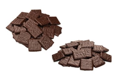 Beyaz arka planda izole edilmiş siyah çikolata şekerleri.. 