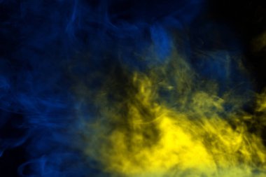 Siyah arka planda mavi buhar. Boşluğu kopyala.