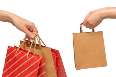 Beyaz arka planda izole edilmiş kadın ellerinde kağıt torba.