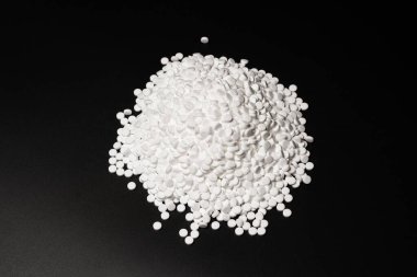 Beyaz arka planda izole edilmiş şeker ikame hapları. Üst görünüm. 