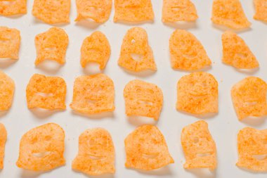 Beyaz arka planda gevrek tuzlu atıştırmalıklar.. 