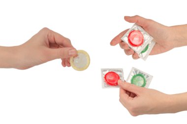 Beyaz arka planda elle izole edilmiş kadın prezervatifi.. 