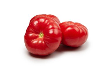 Beyaz arka planda kırmızı taze domates.. 