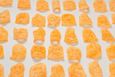 Beyaz arka planda gevrek tuzlu atıştırmalıklar.. 