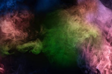 Siyah arka planda mavi ve pembe buhar. Boşluğu kopyala.