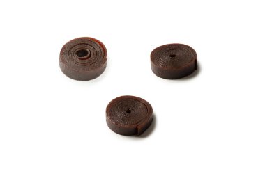 Doğal tatlı, beyaz arka planda izole edilmiş meyveli pastil. Doğal şeker, pastil rulosu.. 