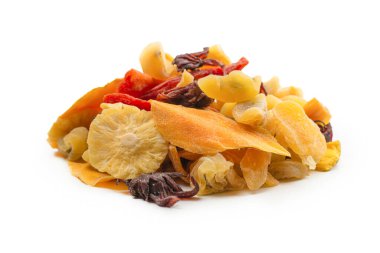Kurutulmuş egzotik meyve, mango, ananas dilimleri, tutku meyvesi, papaya karışımı. Vejetaryen tatlı..  