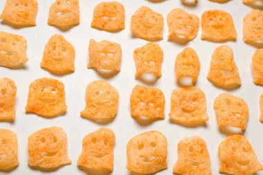 Beyaz arka planda gevrek tuzlu atıştırmalıklar.. 