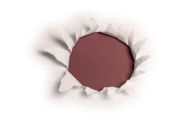 Kırmızı arkaplanda beyaz kağıtta bir delik, boşluğu kopyala. 