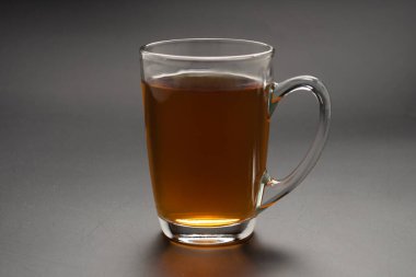 Siyah arka planda bir bardak Türk çayı..