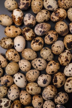 Arka plan olarak bir grup bıldırcın yumurtası. Çiğ yumurta..