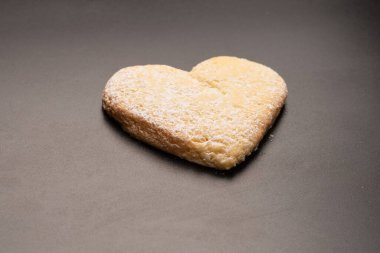 Beyaz arka planda izole edilmiş kalp şeklinde çörekler..