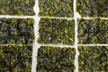 Beyaz arka planda izole edilmiş lezzetli yosun.. 