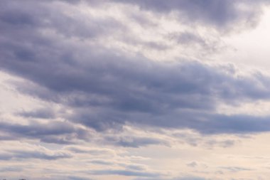 Arka plan olarak gökyüzü ve bulutlar. Gökyüzü arkaplanı. 