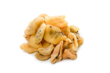 Kurumuş tutku meyvesi beyaz arka planda izole edilmiş. Üst görünüm. 