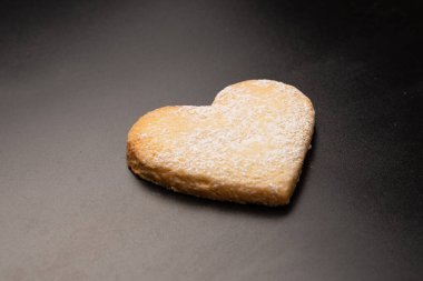 Beyaz arka planda izole edilmiş kalp şeklinde çörekler..