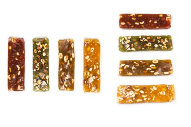 Beyaz arka planda fındıklı geleneksel Türk lezzeti. 