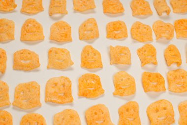 Beyaz arka planda gevrek tuzlu atıştırmalıklar.. 