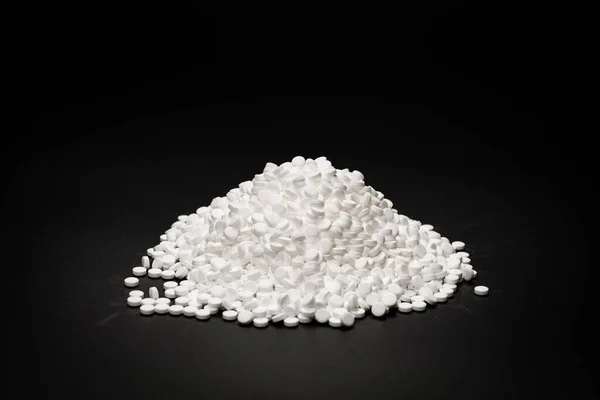 在白色背景下分离的糖替代药丸 顶部视图 — 图库照片