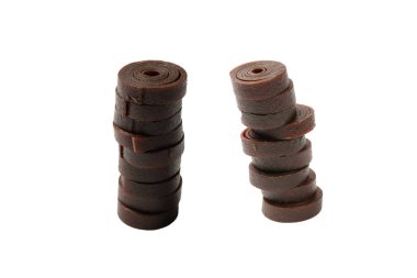 Doğal tatlı, beyaz arka planda izole edilmiş meyveli pastil. Doğal şeker, pastil rulosu.. 