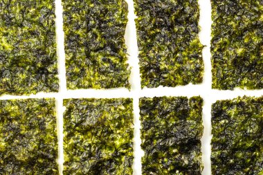 Beyaz arka planda izole edilmiş lezzetli yosun.. 