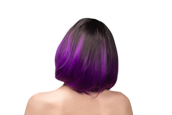 女性の背中 白い背景に紫色の髪の孤立した美しい女性 — ストック写真
