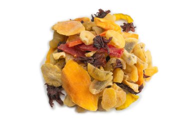 Kurutulmuş egzotik meyve, mango, ananas dilimleri, tutku meyvesi, papaya karışımı. Vejetaryen tatlı..  