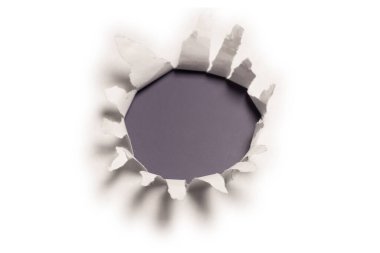 Kırmızı arkaplanda beyaz kağıtta bir delik, boşluğu kopyala. 