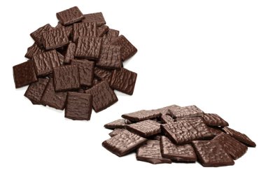 Beyaz arka planda izole edilmiş siyah çikolata şekerleri.. 