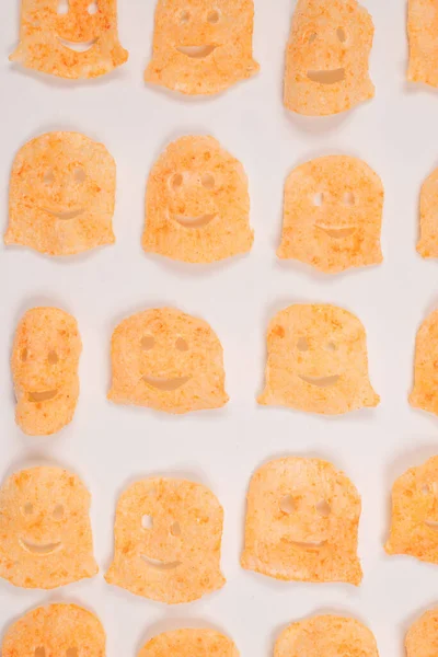 Beyaz arka planda gevrek tuzlu atıştırmalıklar.. 