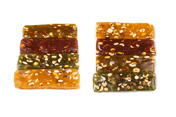 Beyaz arka planda fındıklı geleneksel Türk lezzeti. 