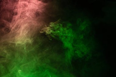 Siyah arka planda yeşil ve pembe buhar. Boşluğu kopyala.