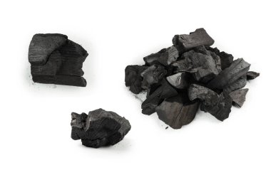 Beyaz arka planda siyah meşe kömürü izole edilmiş. 