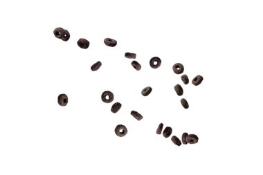 Çikolata halkaları gevrekleri bir kaseye dökülür. Kahvaltıda. Beyaz bir arkaplanda izole edilmiş. 